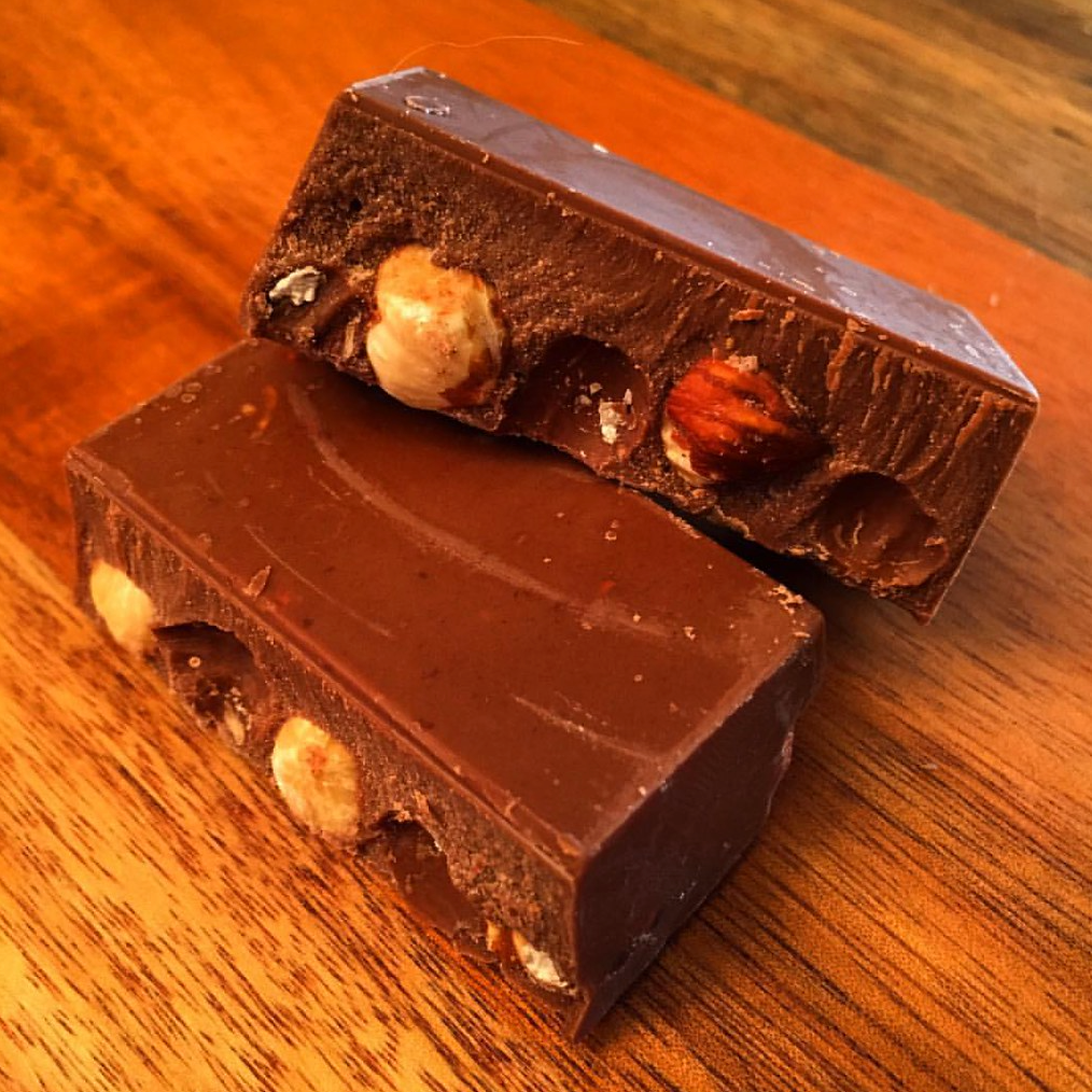 barra de chocolate sultano vergani partida en dos con avellanas enteras