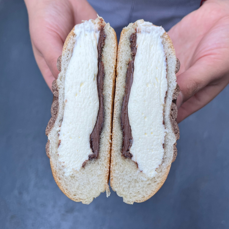 corte de brioche rellena con crema y nutella