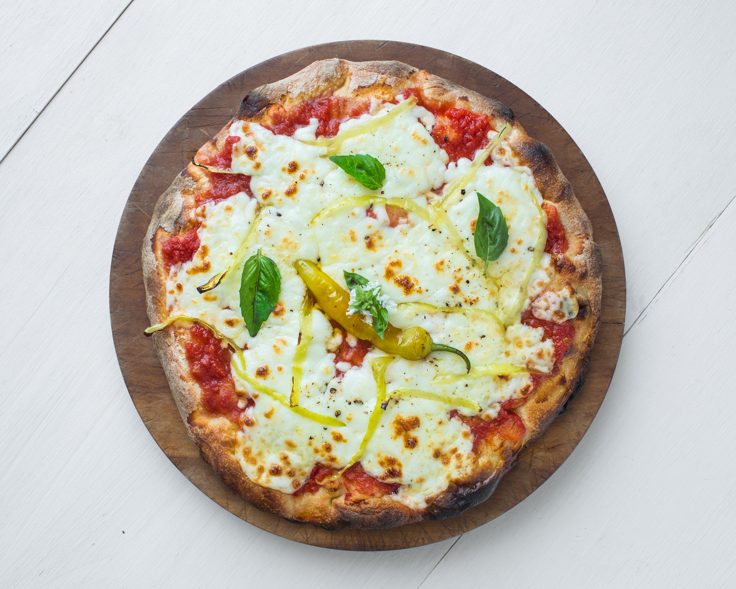 pizza hecha en casa , liviana y crujiente con queso mozzarella y los mejores ingredientes