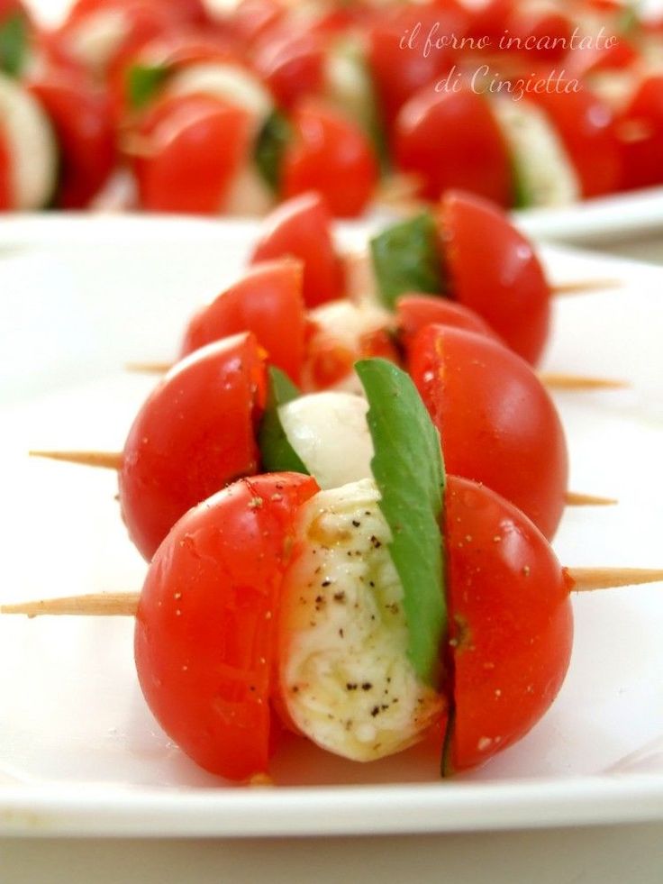 caprese, albahaca, bocconcini y tomatios
