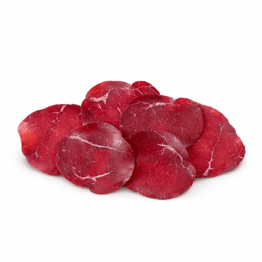 bresaola laminada interfoliada en fondo blanco