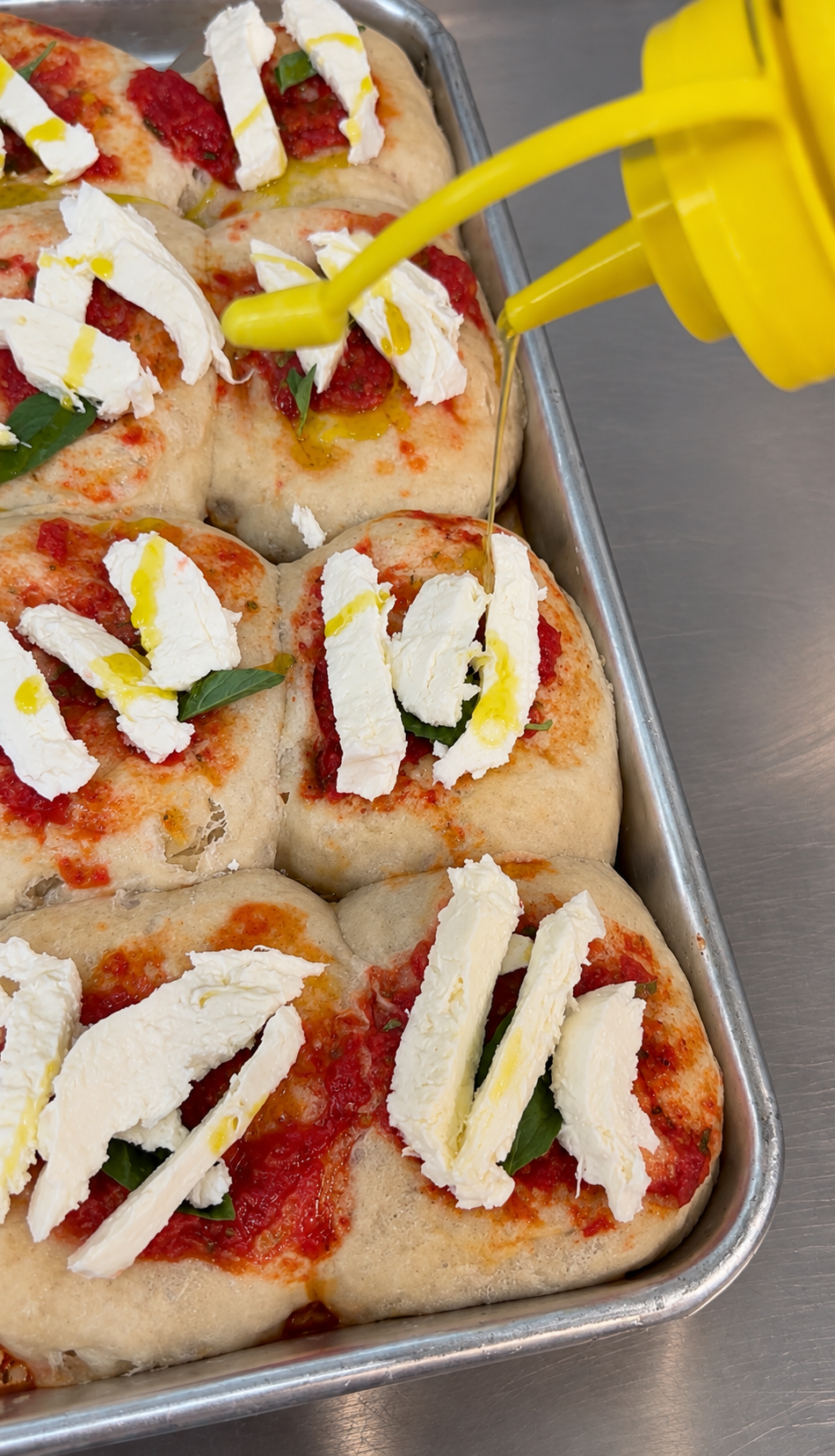 Ingredientes pizzetta con pepperoni – masa fermentada fior di latte pepperoni americano albahaca