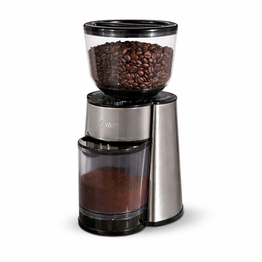 molinillo de café marca oster con 18 ajustes en fondo blanco