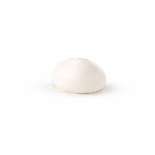 mozzarella fior di latte en fondo blanco