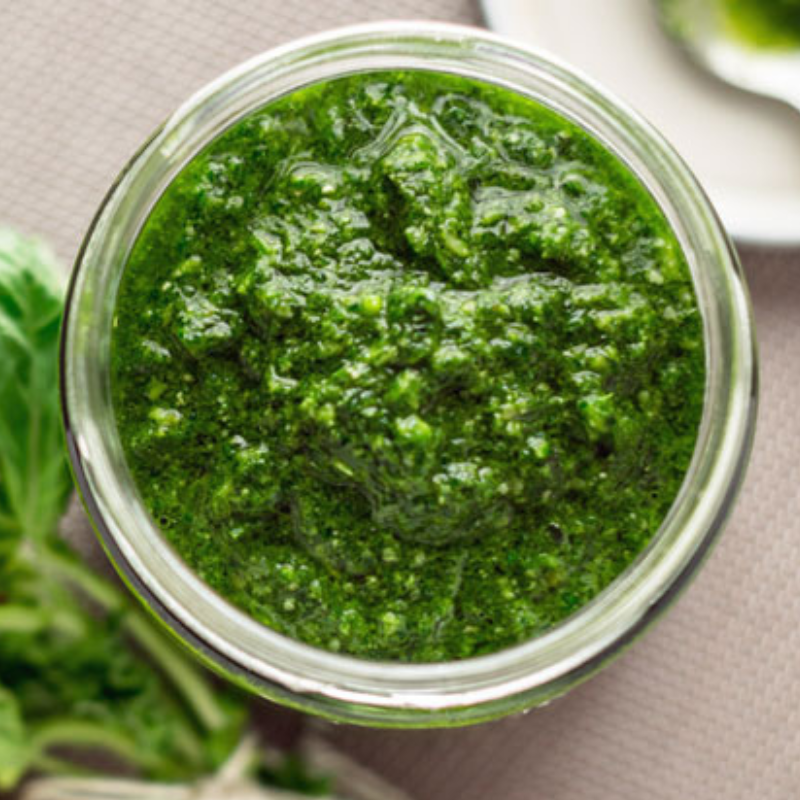 pesto de albahaca visto desde arriba con su textura rica