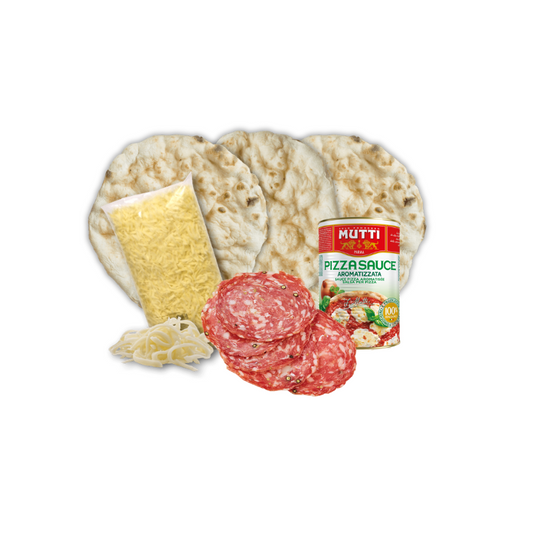 Pizza kit 3 Masas estiradas a mano, cocidas en piedra y de larga fermentación. 1 Pulpa de Tomate 400gr. 1 Mozzarella Granulada 360gr. 1 Salame Finocchiona 100gr. (Al hinojo, recomendado)