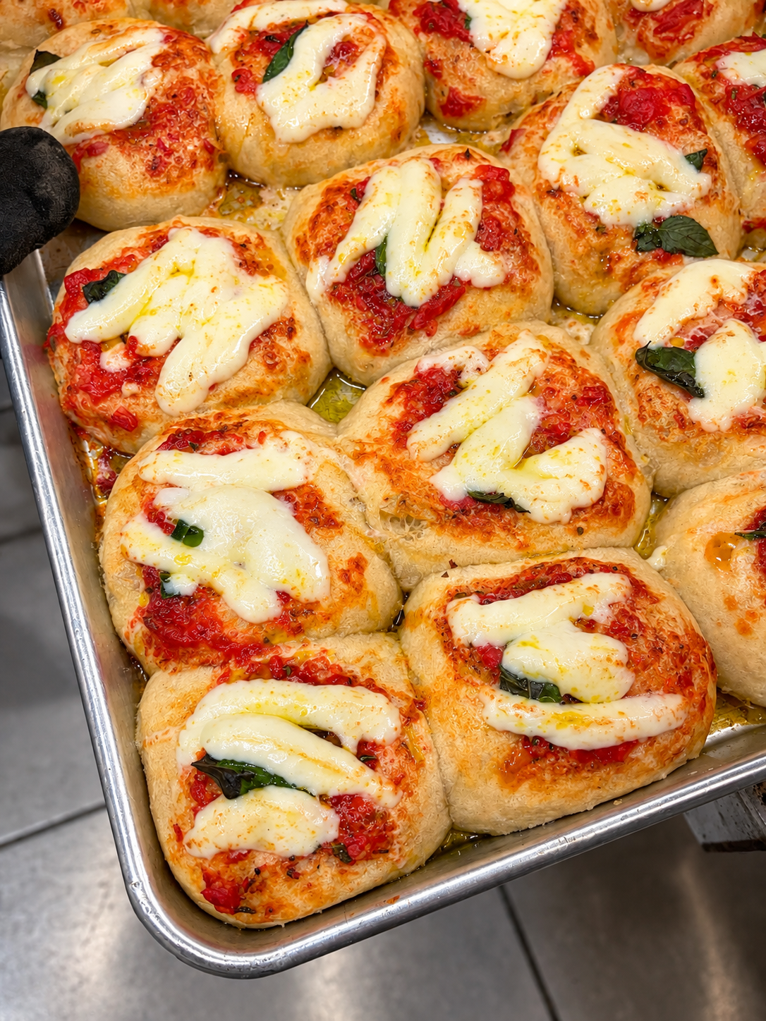 Pizzetta Margherita individual horneada – queso fior di latte derretido albahaca fresca Similae