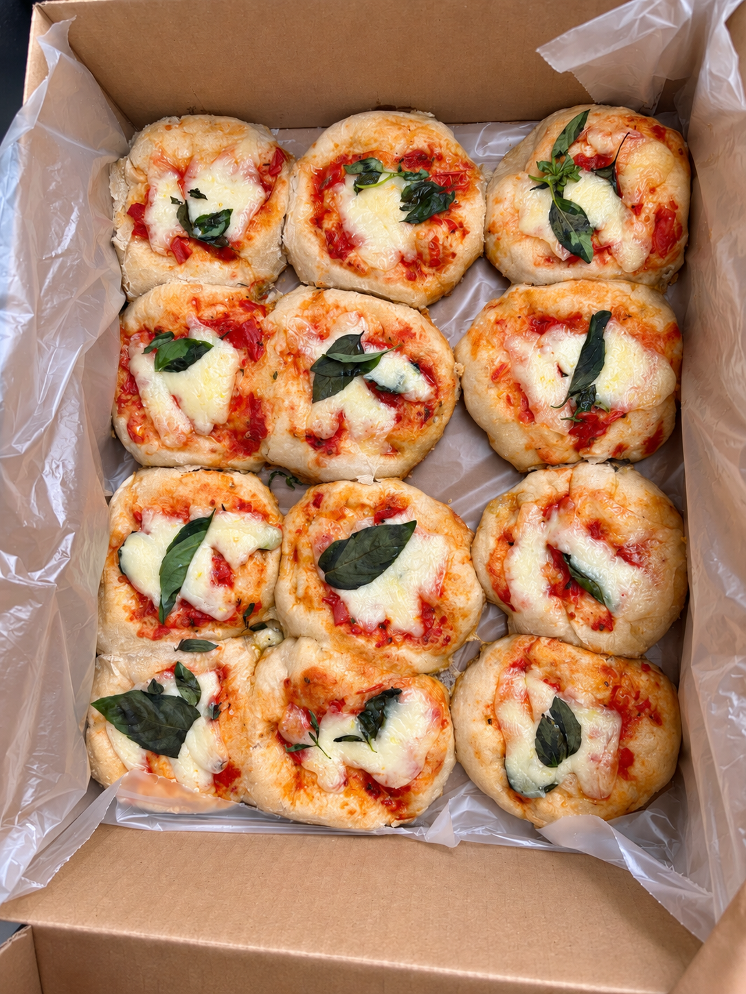 Pizzetta Margherita x12 en caja de despacho – pizzetas artesanales listas para llevar a casa
