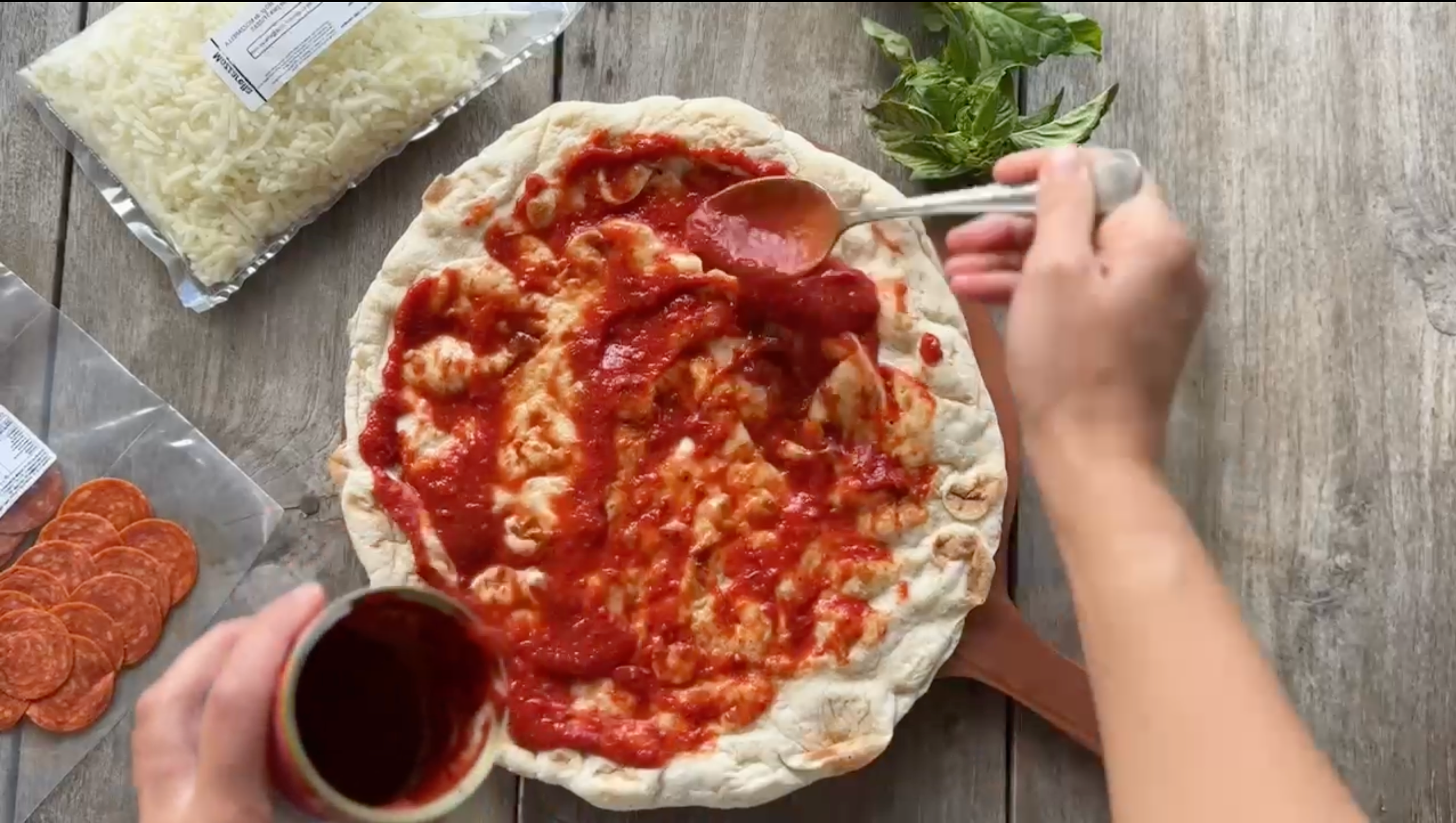 Cargar video: Preparando la pizza mas fácil y rápida del mundo!
